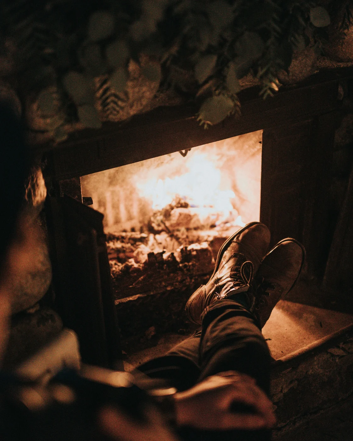 Un moment de détente devant un feu de cheminée